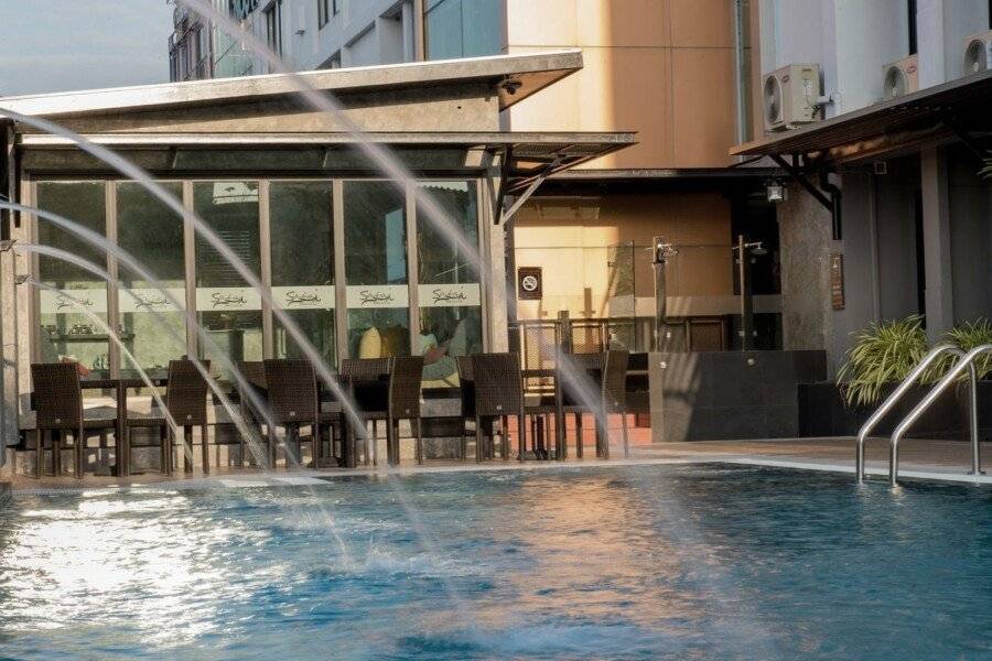 Nouvo City Hotel outdoor pool,restaurant