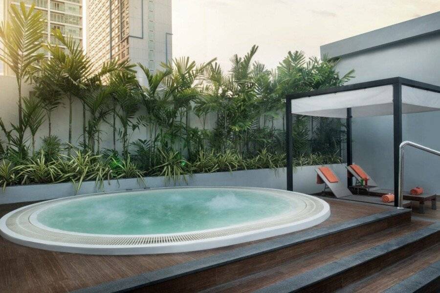 Radisson Suites Sukhumvit jacuzzi, garden