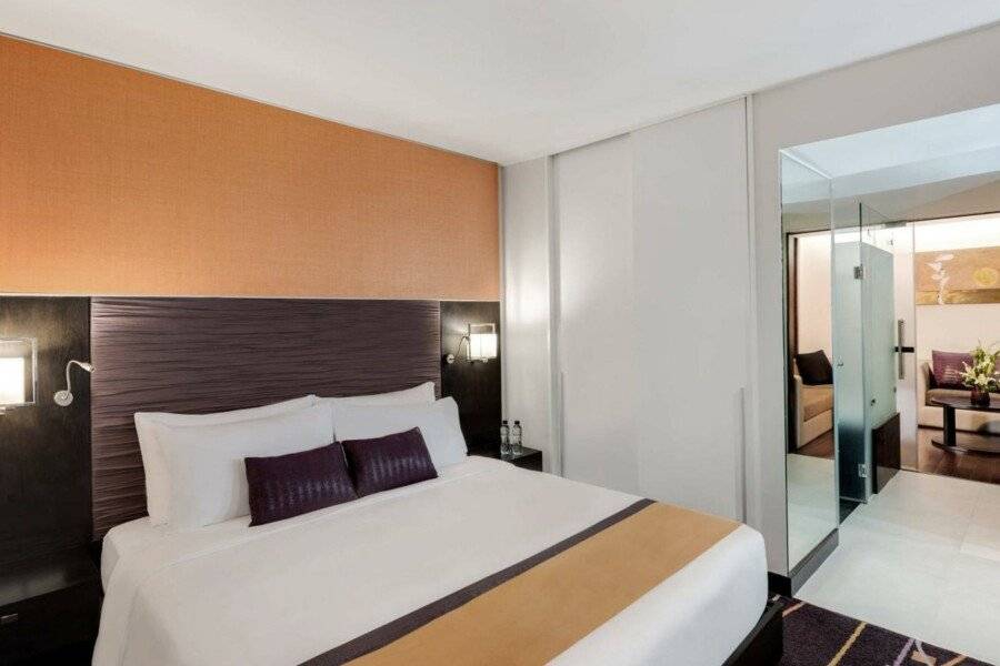 Radisson Suites Sukhumvit hotel bedroom