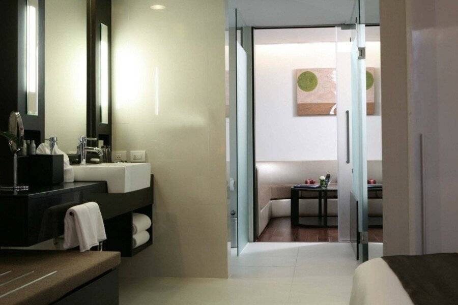 Radisson Suites Sukhumvit hotel bedroom