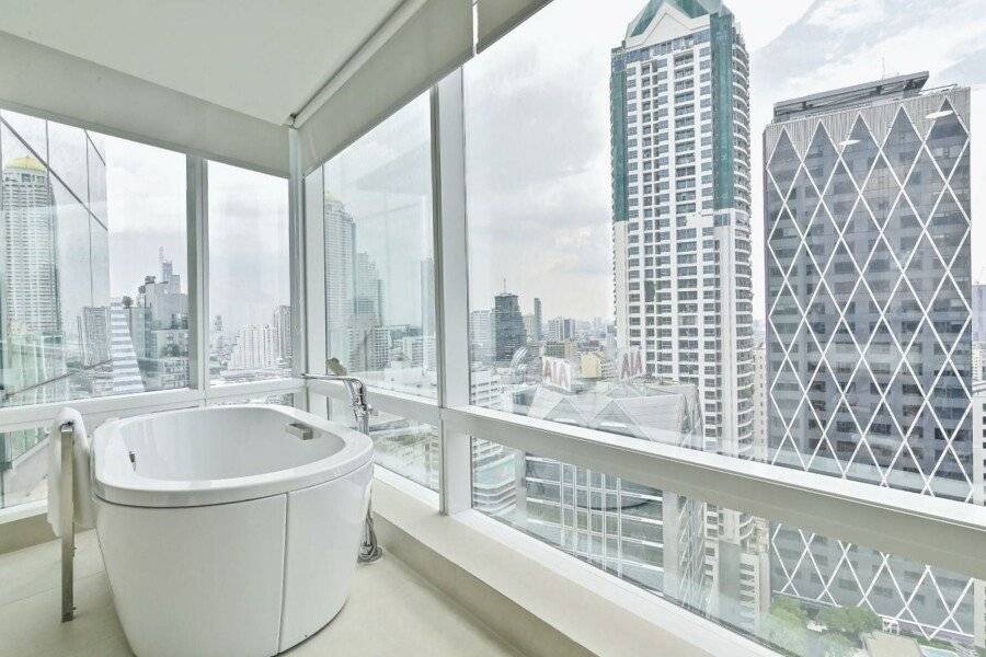 Eastin Grand Hotel Sathorn bathtub,ocean view