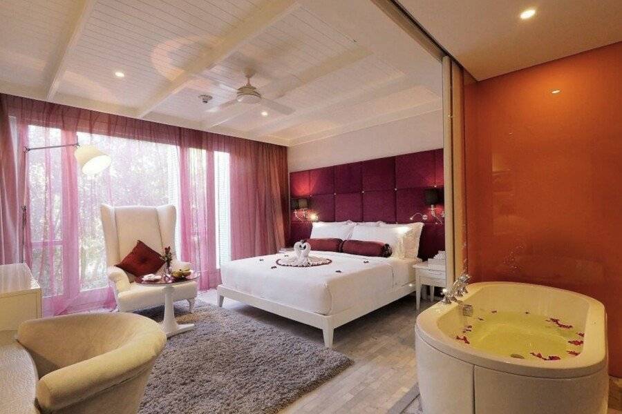 Hua Chang Heritage Hotel hotel bedroom,bathtub