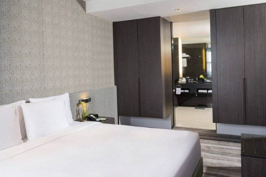 Holiday Inn Sukhumvit, an IHG Hotel hotel bedroom