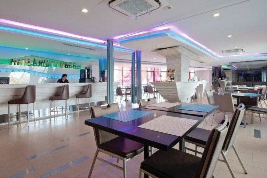 The Xtreme Suites restaurant, bar