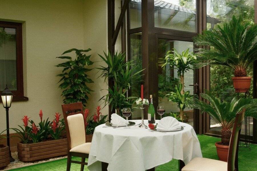 Hotel Leopolis restaurant,garden