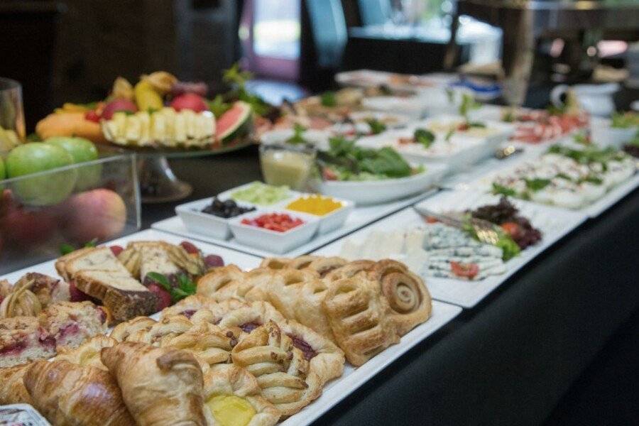 Farmona Hotel Business & SPA breakfast