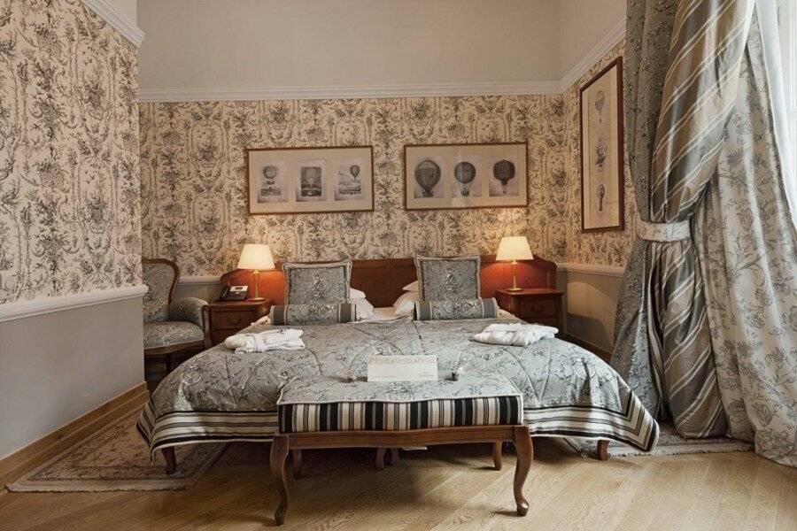 The Bonerowski Palace hotel bedroom