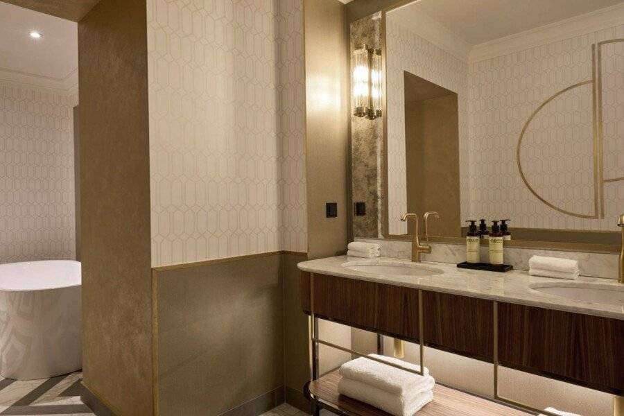 Hotel Saski Krakow Curio Collection by Hilton bathtub