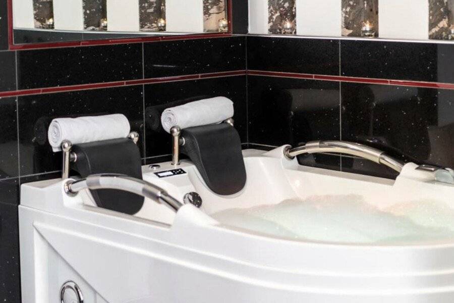 Komorowski Luxury Guest Rooms jacuzzi, bathtub, spa