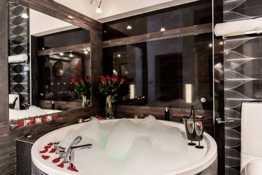 Komorowski Luxury Guest Rooms bathtub,jacuzzi