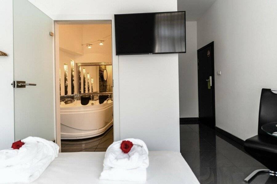 Komorowski Luxury Guest Rooms hotel bedroom,bathtub