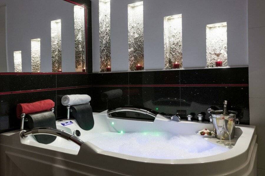 Komorowski Luxury Guest Rooms bathtub,jacuzzi