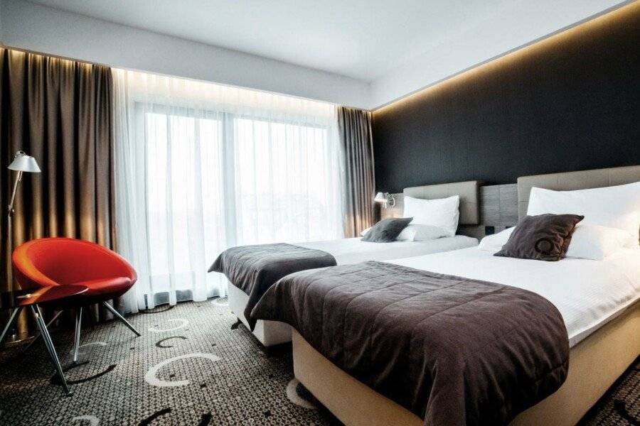 Q Hotel Plus hotel bedroom