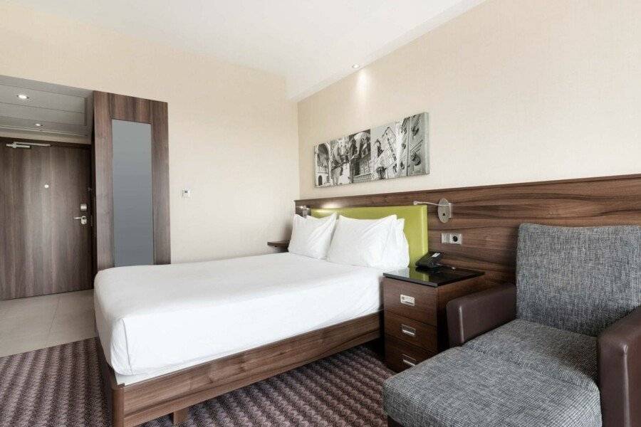 Hampton by Hilton Krakow hotel bedroom