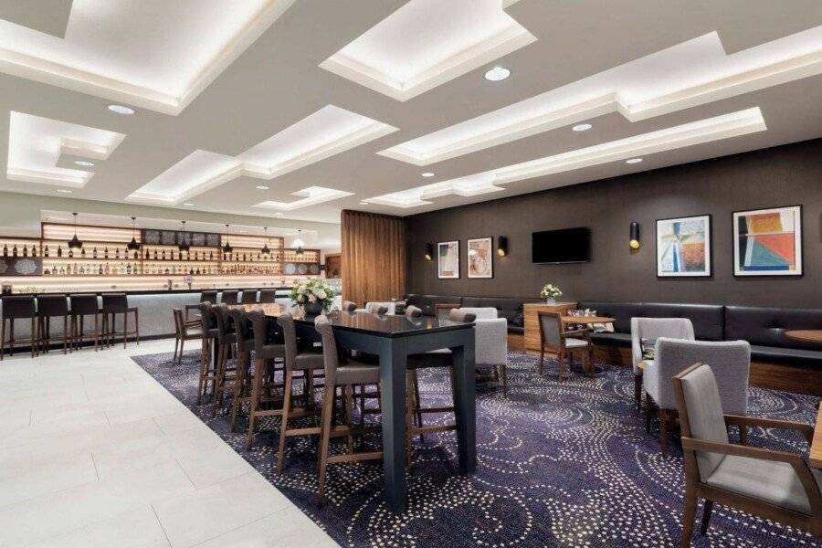 DoubleTree by Hilton Krakow Hotel & Convention Center restaurant, bar, lounge