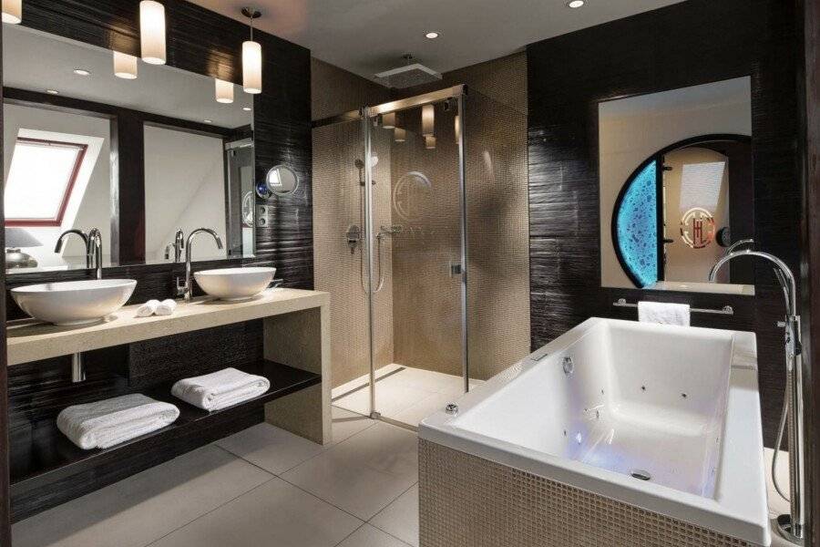 Buddha-Bar Hotel bathtub