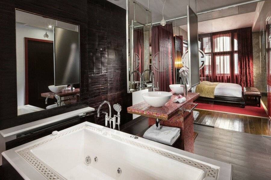 Buddha-Bar Hotel bathtub, hotel bedroom