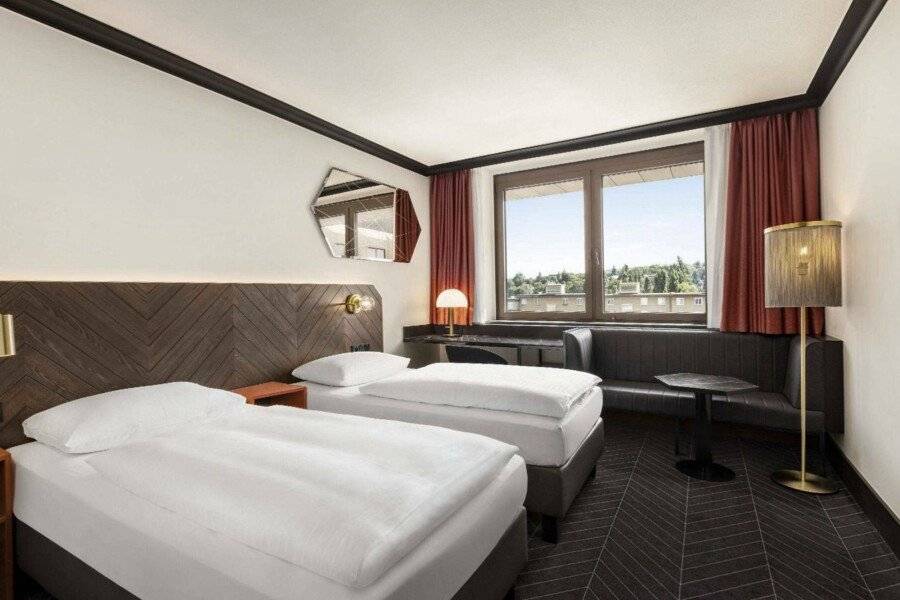 Vienna House by Wyndham Diplomat hotel bedroom