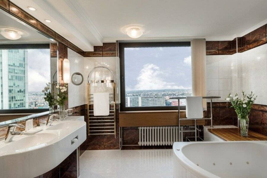 Panorama Hotel bathtub