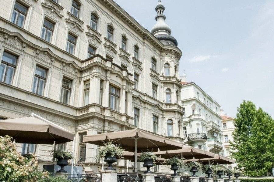 Le Palais Art Hotel facade