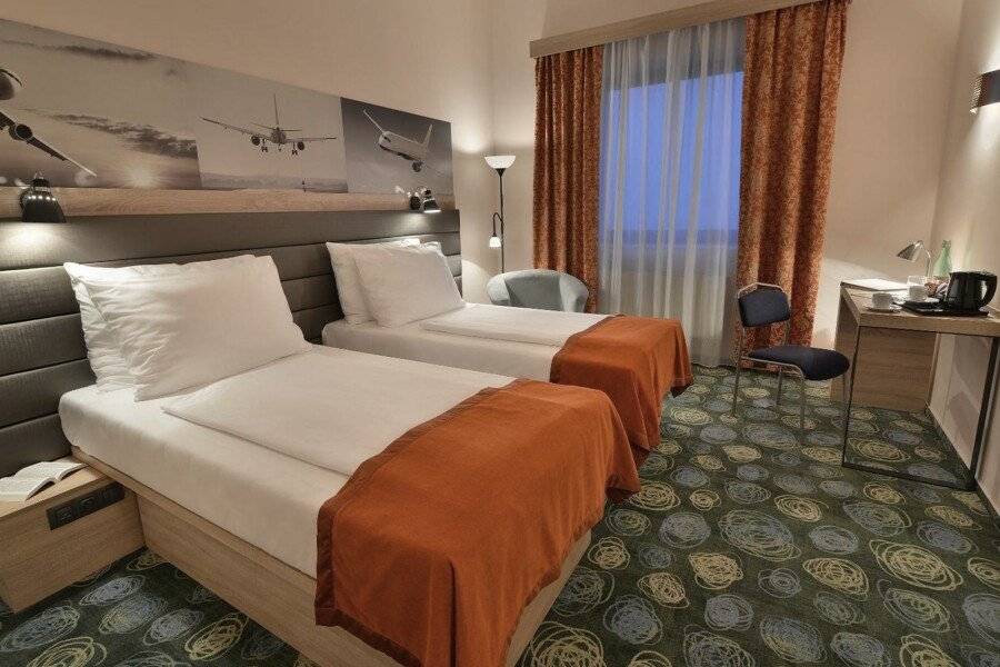 Ramada Airport Hotel Prague hotel bedroom