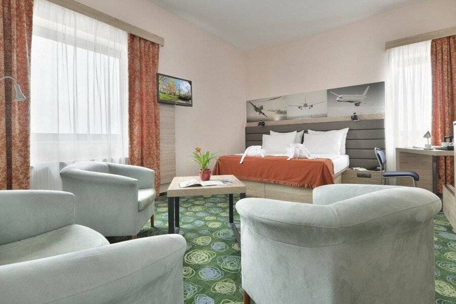 Ramada Airport Hotel Prague hotel bedroom