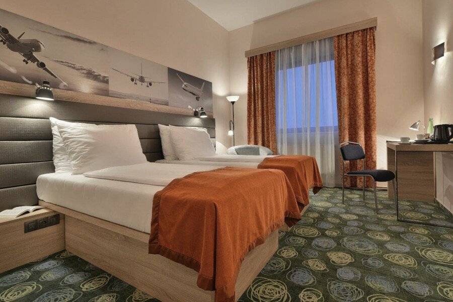 Ramada Airport Hotel Prague hotel bedroom