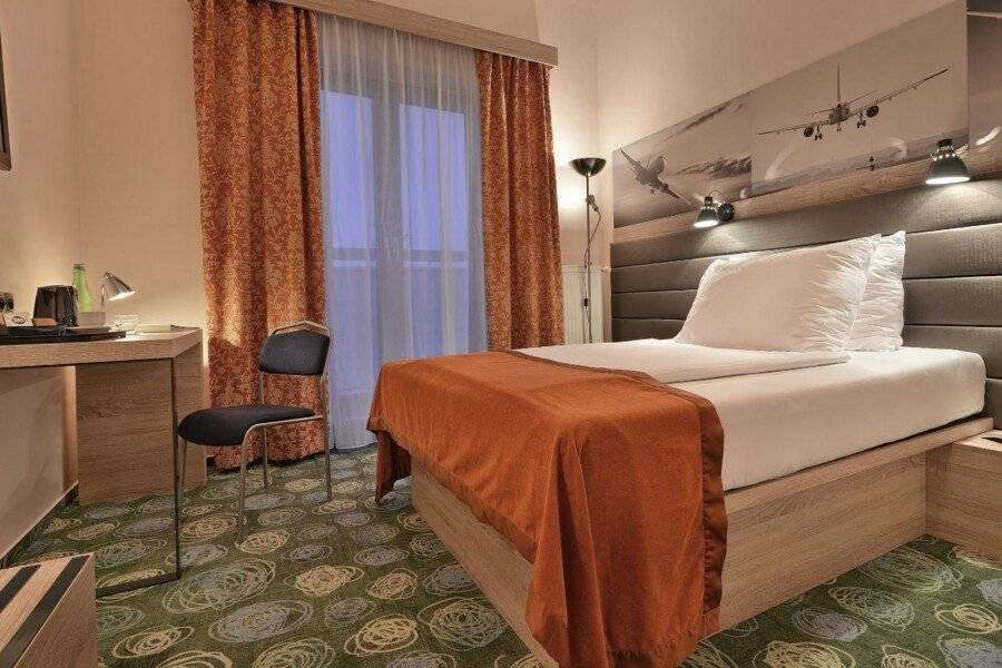 Ramada Airport Hotel Prague hotel bedroom