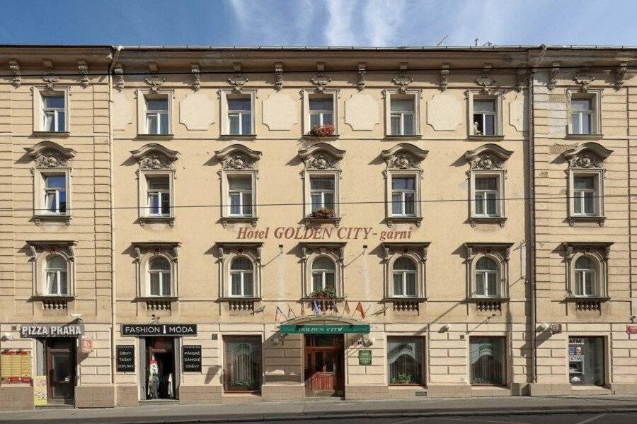 Hotel Golden City Garni facade