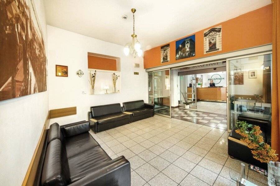 Hotel Golden City Garni lobby