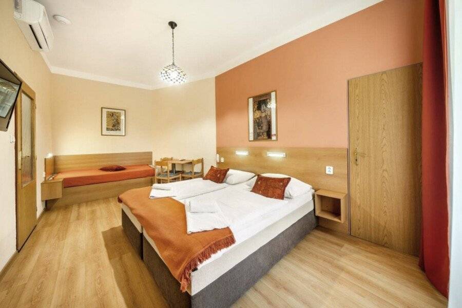 Hotel Golden City Garni hotel bedroom