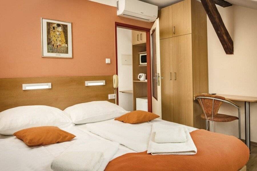 Hotel Golden City Garni hotel bedroom