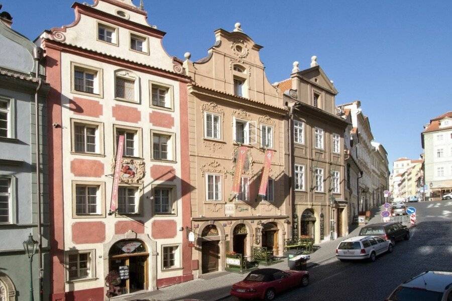 Red Lion Hotel facade