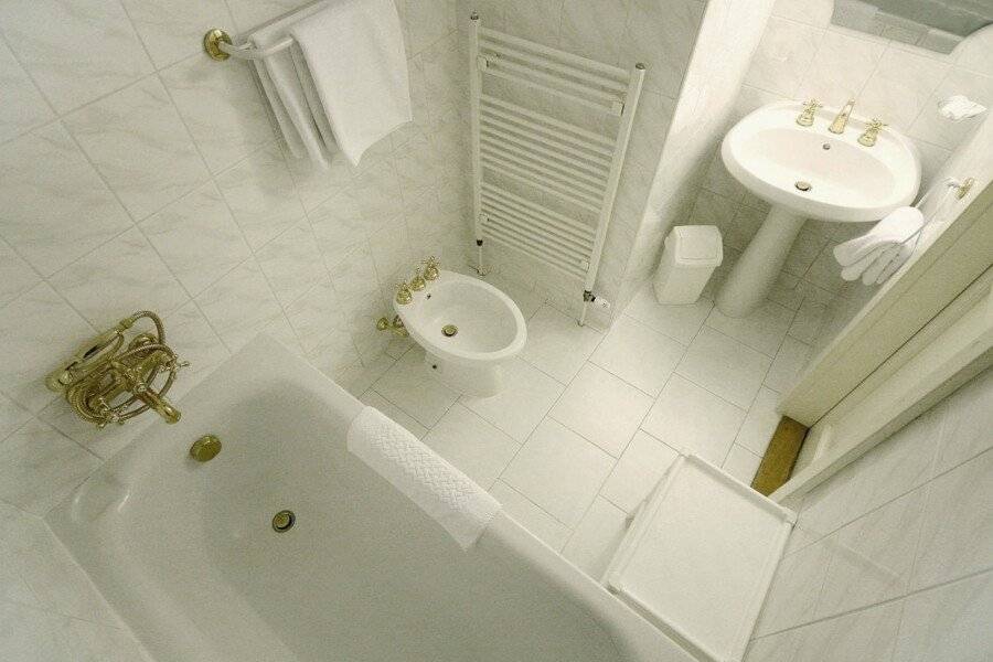 Red Lion Hotel bathtub