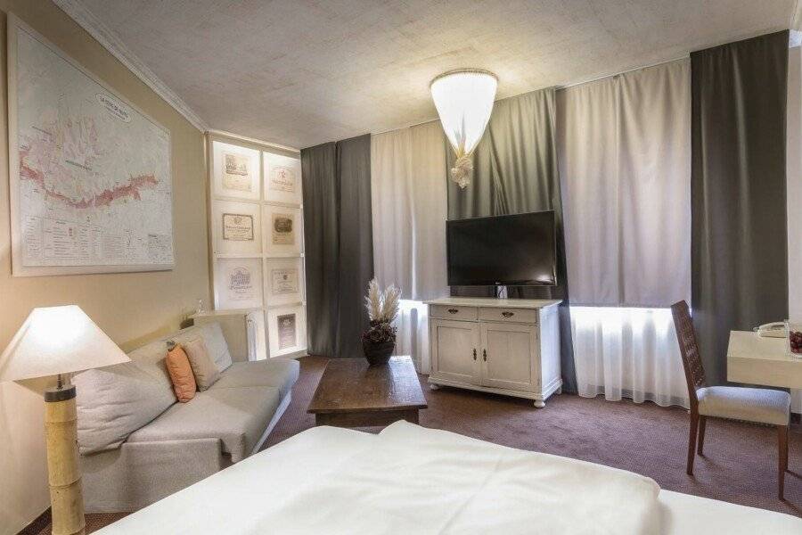 Villa St. Tropez hotel bedroom