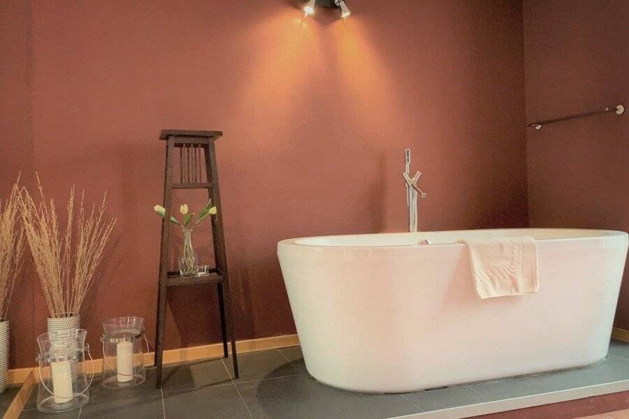 Small Luxury Palace Residence bathtub