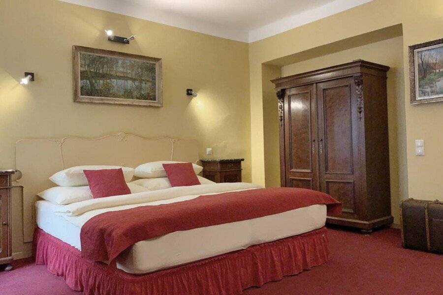 Small Luxury Palace Residence hotel bedroom