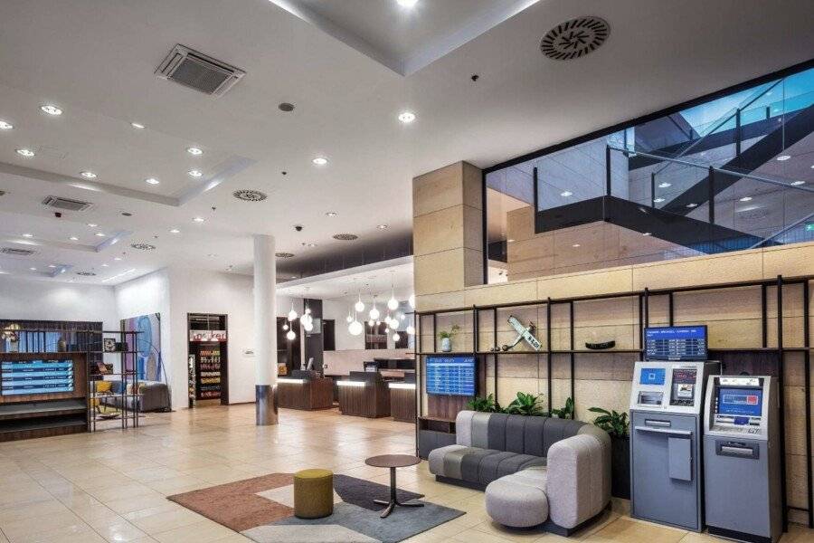 Courtyard by Marriott Airport lobby,front desk