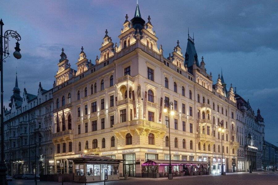 Hotel KINGS COURT facade