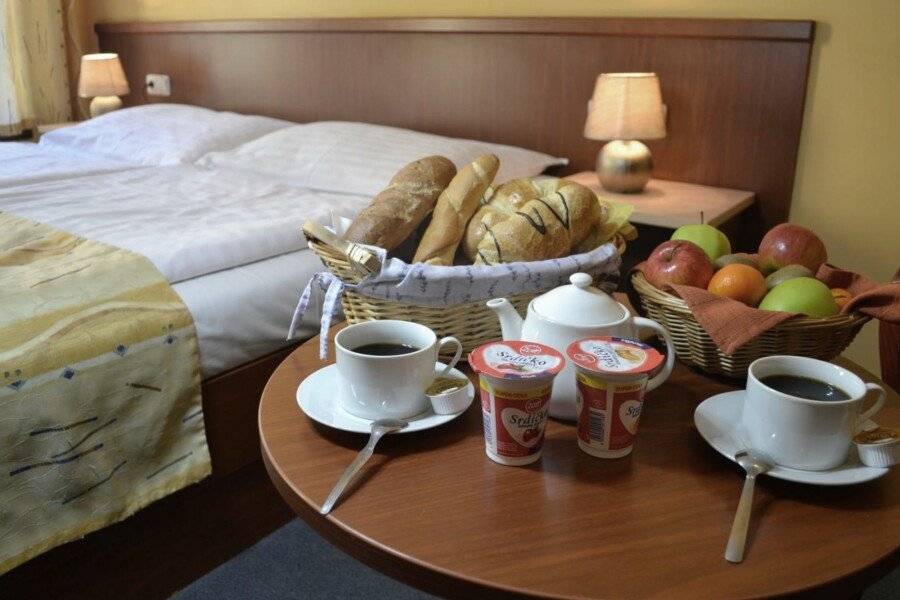 Aparthotel Austria Suites hotel bedroom, breakfast