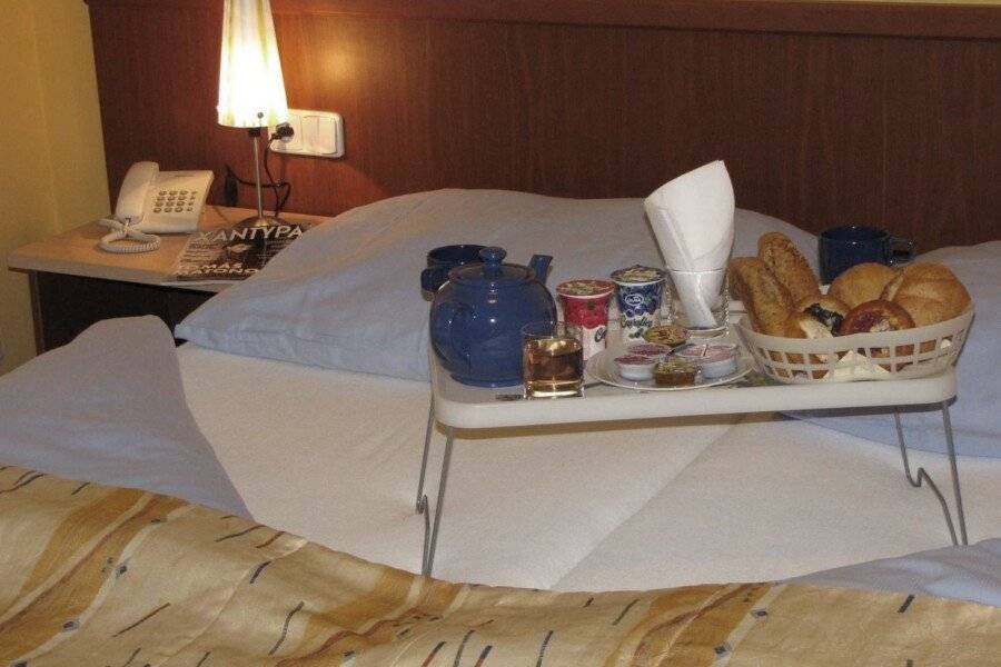 Aparthotel Austria Suites hotel bedroom,breakfast