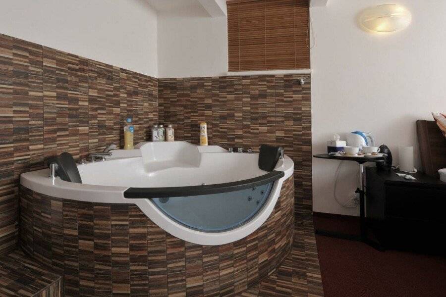 Habitat 16 jacuzzi,bathtub,hotel bedroom