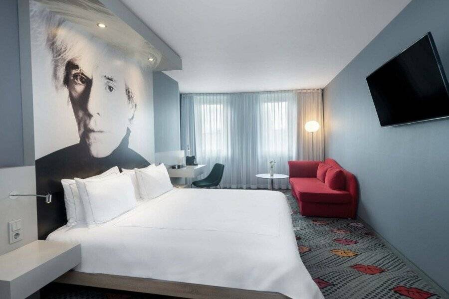 Park Plaza hotel bedroom