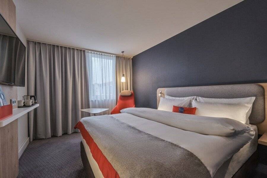 Holiday Inn Express City Centre, an IHG Hotel hotel bedroom