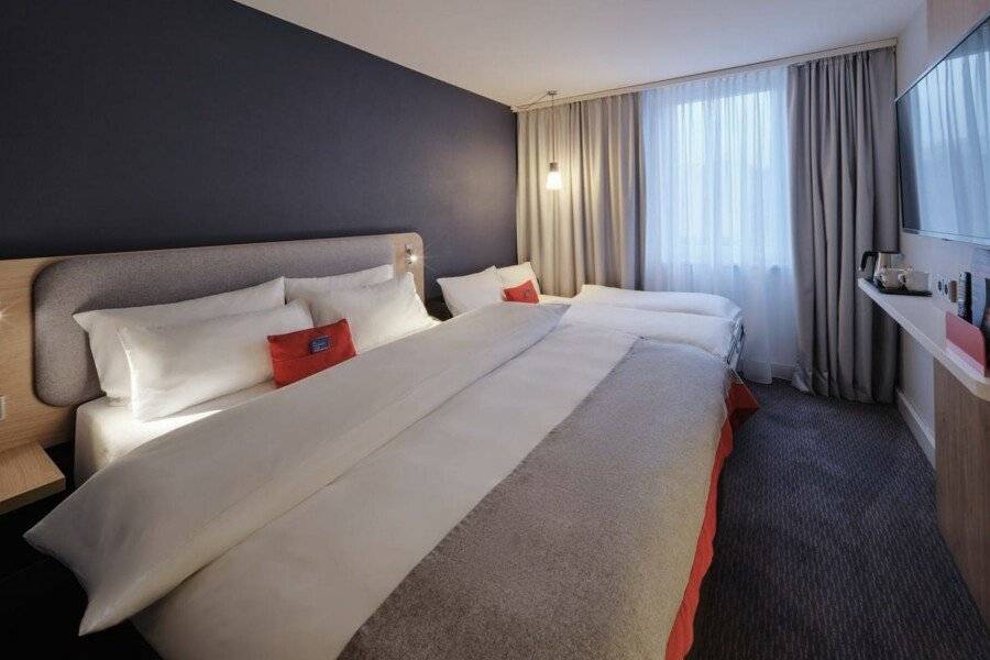 Holiday Inn Express Berlin City Centre hotel bedroom