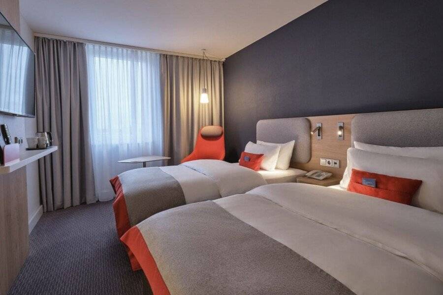 Holiday Inn Express Berlin City Centre hotel bedroom