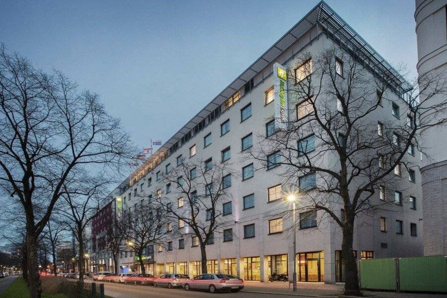 Holiday Inn Express City Centre, an IHG Hotel facade