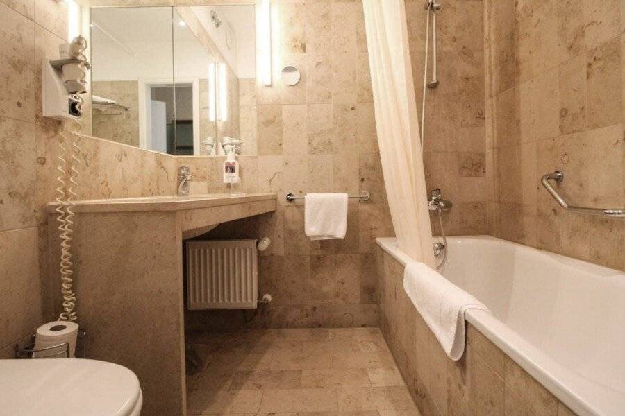 Hotel Sachsenhof bathtub