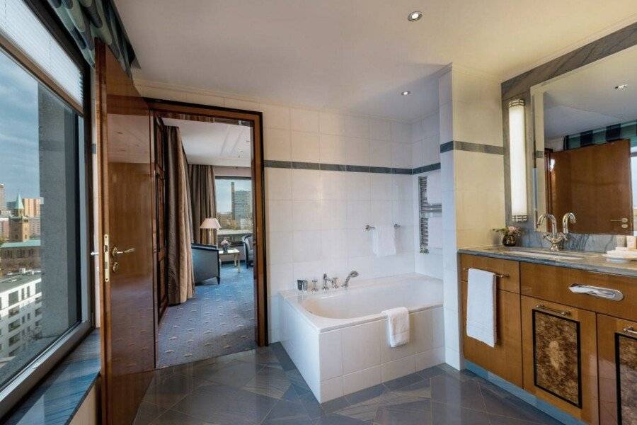 JW Marriott Hotel bathtub