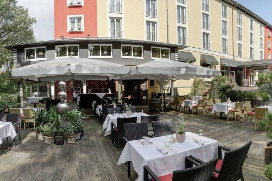 Grünau Hotel restaurant,hotel facade,garden